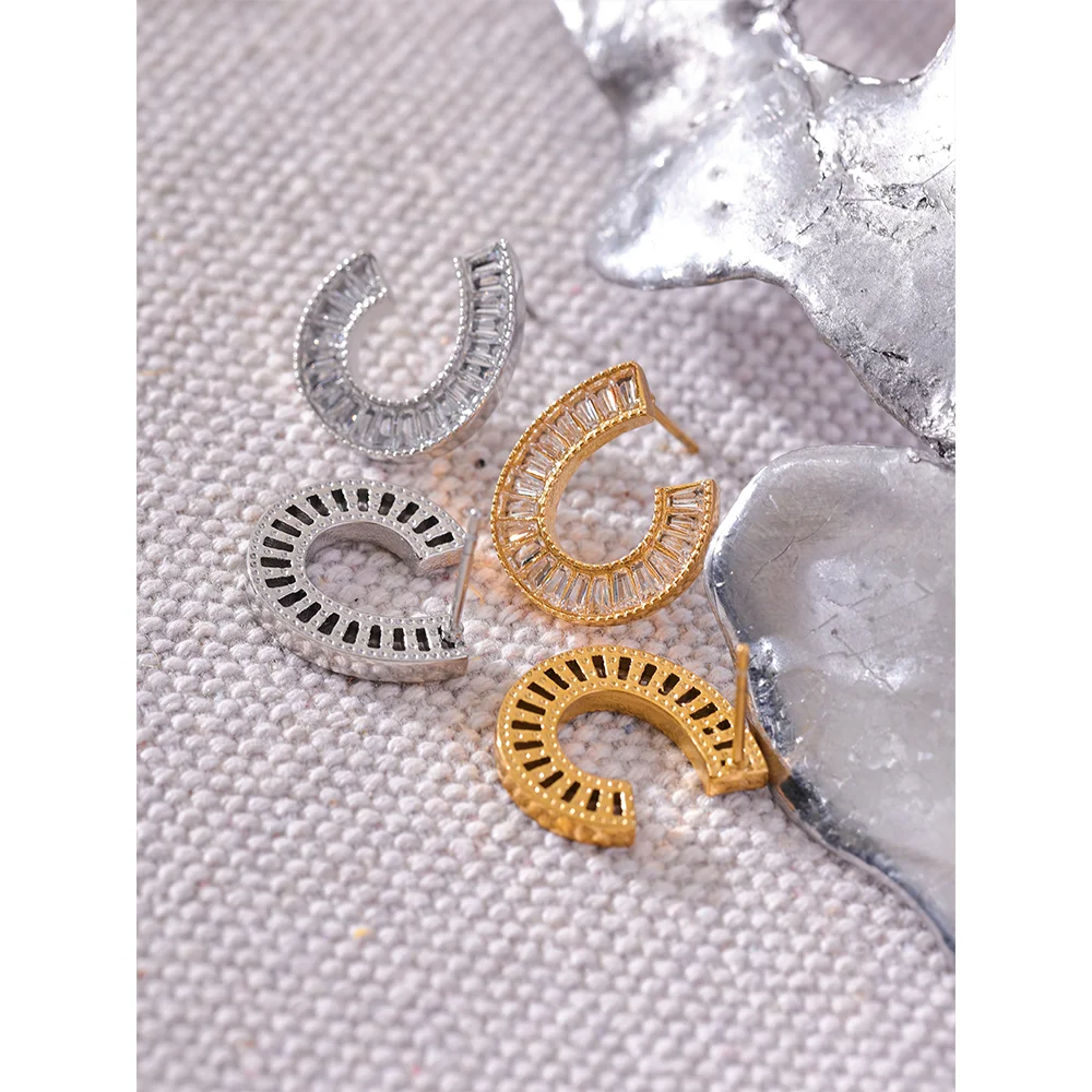 Exquisite Cubic Zirconia Stud Earrings - High Fashion - Yellow Gold Plated Exquisite Cubic Zirconia Stud Earrings - High Fashion - Yellow Gold Plated